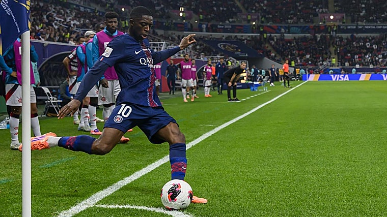 Dembélé cobra escanteio na partida da Copa Intercontinental contra o Flamengo.