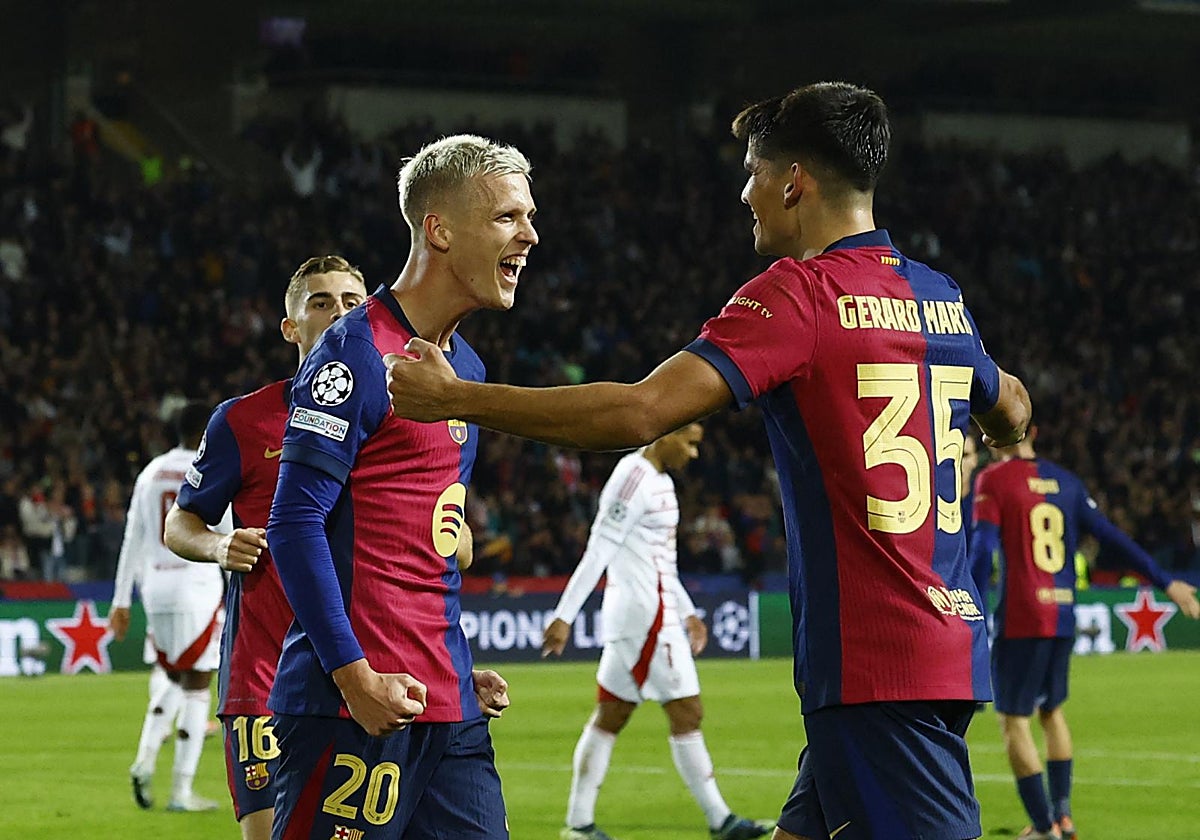 Dani Olmo, junto a Gerard Martín, durante un partido del Barça