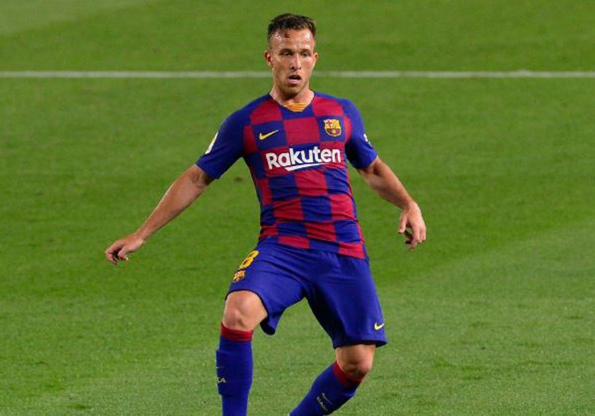 Arthur Melo toca un balón de cara en un partido con el Barcelona