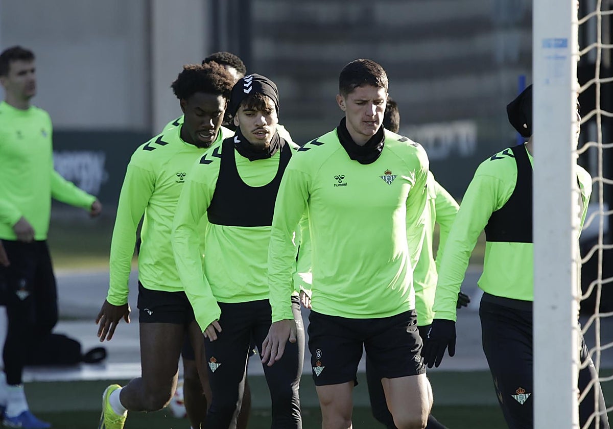 Altimira, durante el entrenamiento de esta mañana del Real Betis en la ciudad deportiva Luis del Sol