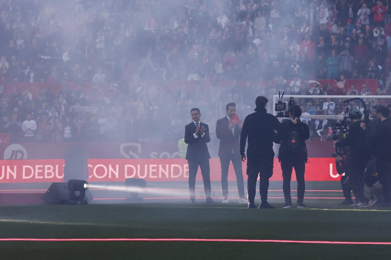 Navas estuvo arropado en todo momento por el calor sevillista