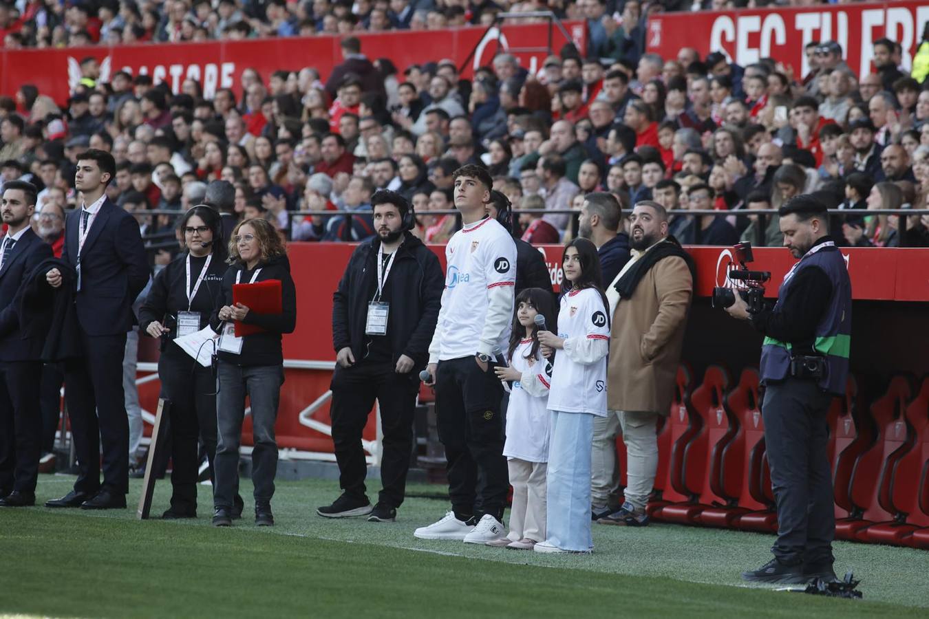 Navas estuvo arropado en todo momento por el calor sevillista