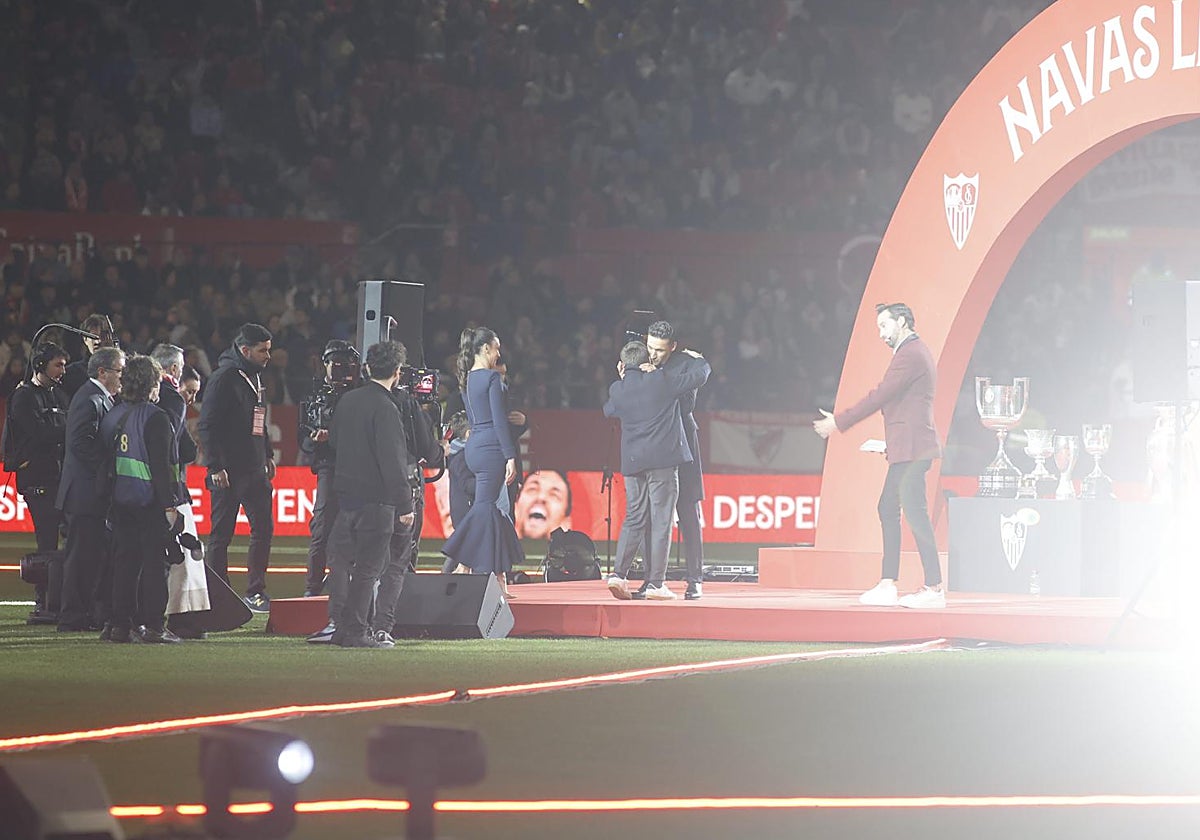 Navas, con sus hijos y su mujer Alejandra en su homenaje