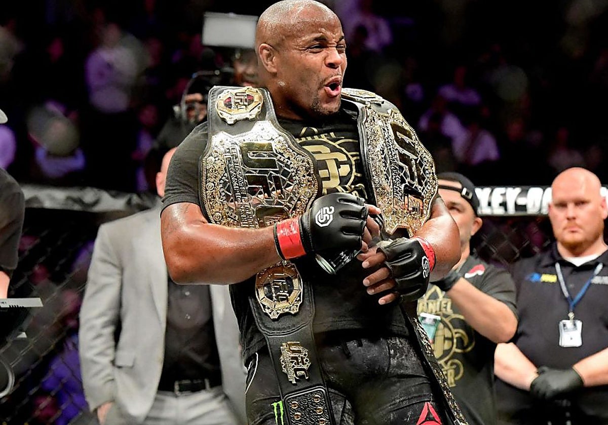 Daniel Cormier, con sus dos cinturones de la UFC