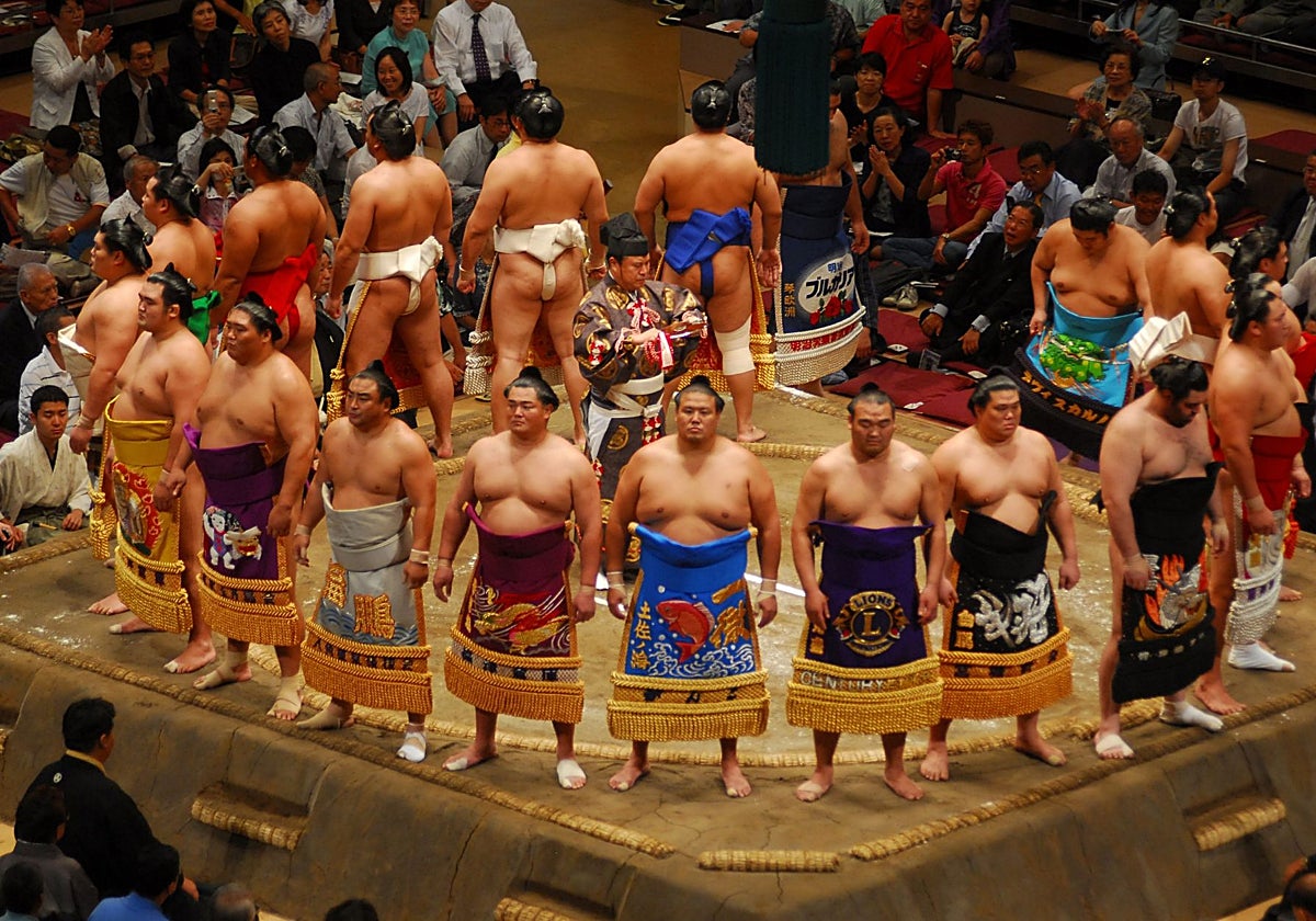 Presentación de los luchadores, antes de una competición, con los atuendos típicos