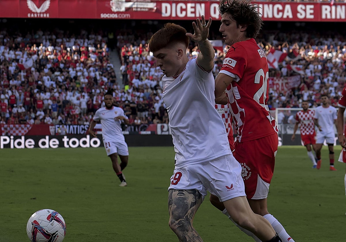 Barco pugna por el balón con el jugador del Girona Bryan Gil, canterano sevillista
