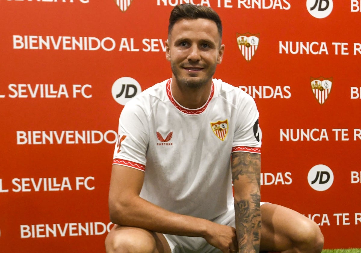 Saúl Ñíguez posa con la camiseta del Sevilla