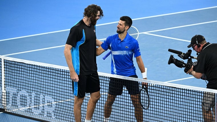 Djokovic y Opelka se saludan en la red tras el partido
