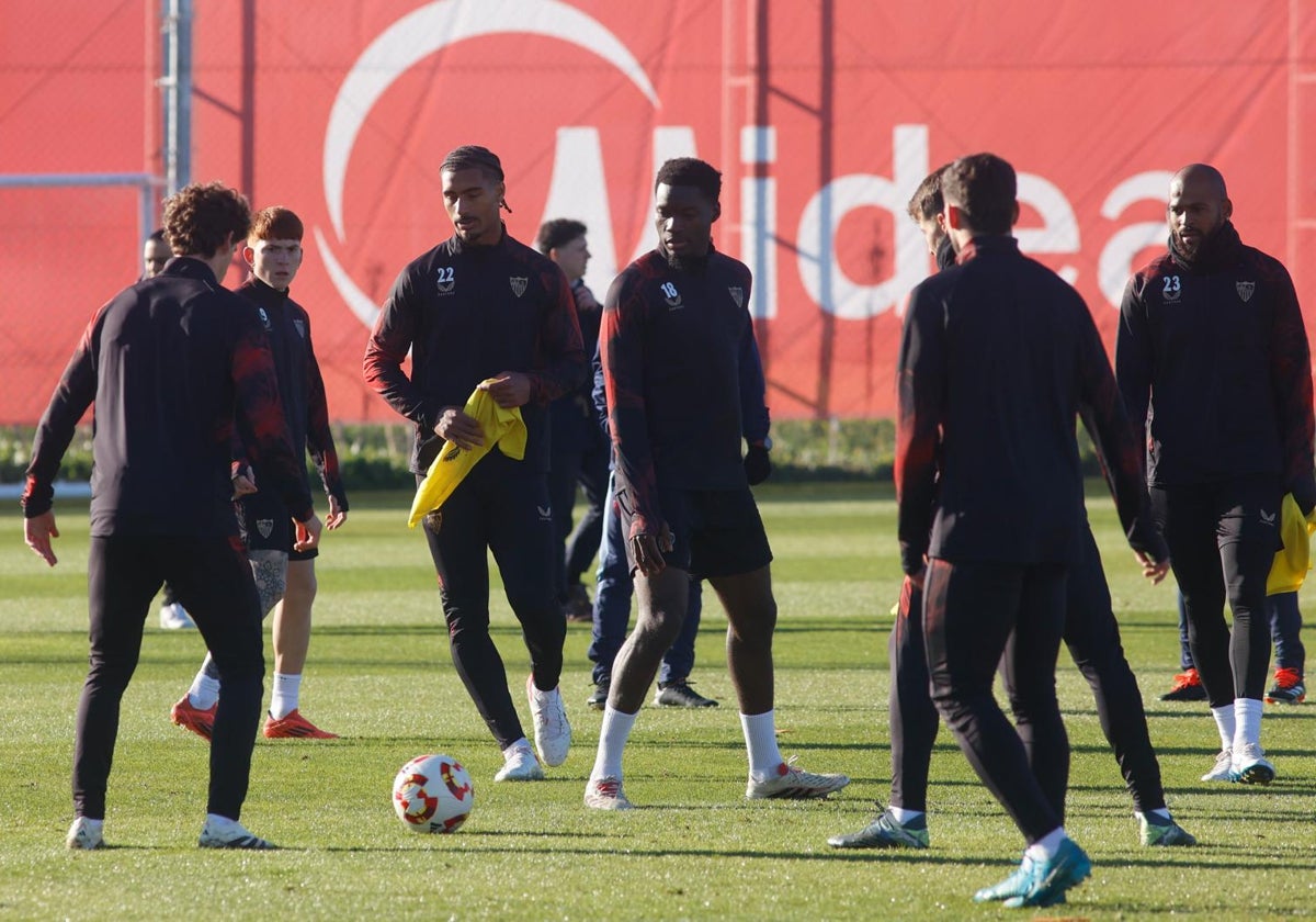 Varios jugadores del Sevilla durante un entrenamiento previo al partido de Copa del Rey ante el Almería