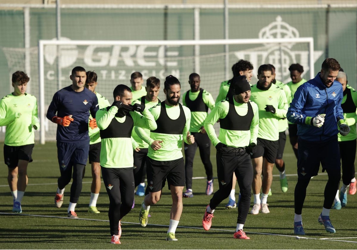 Los jugadores del Betis, haciendo carrera continua en el entrenamiento de este viernes