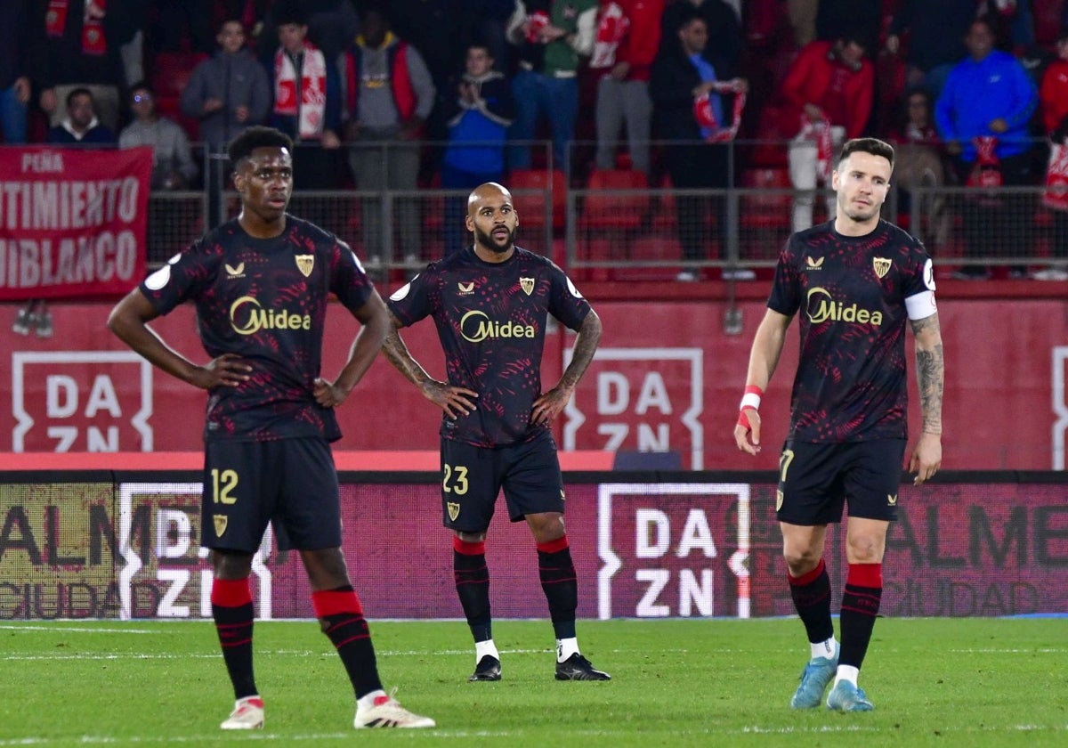 Lokonga, Marcao y Saúl, derrotados sobre el césped del Almería Stadium tras uno de los goles del equipo de Rubi