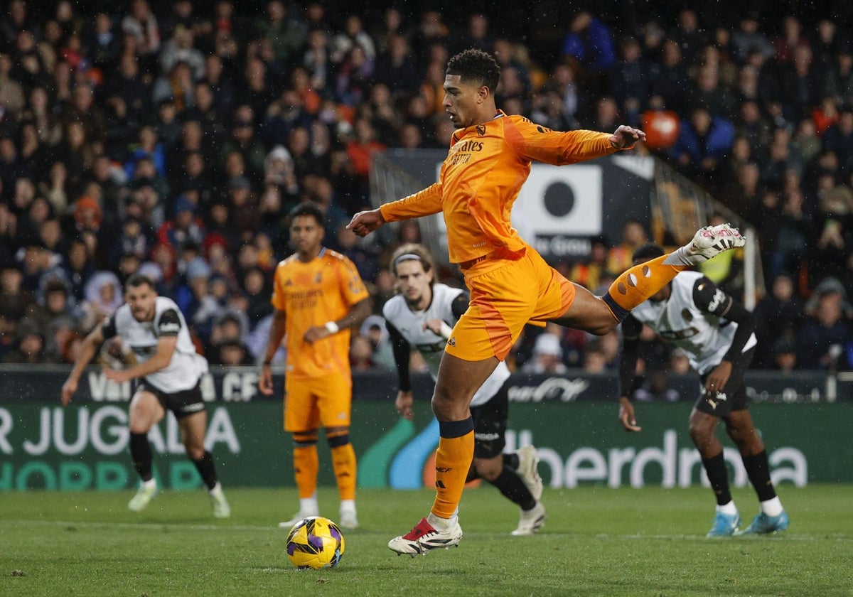 Bellingham, ante de lanzar el penalti en Mestalla