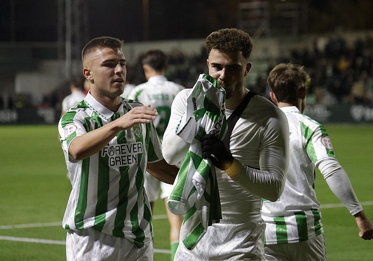 Marcos Fernández besa el escudo del Betis tras marcar el gol que decantó el último derbi de filiales