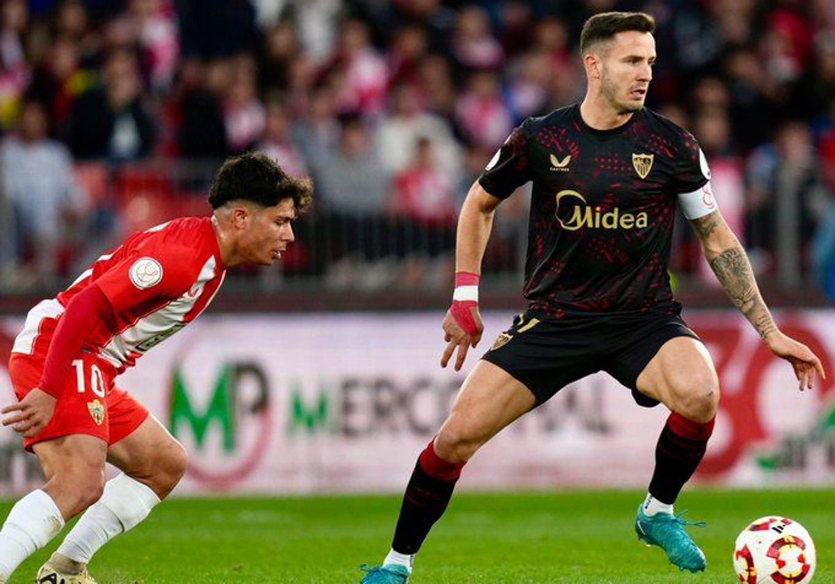 Saúl controla el balón ante Melamed en el Almería-Sevilla