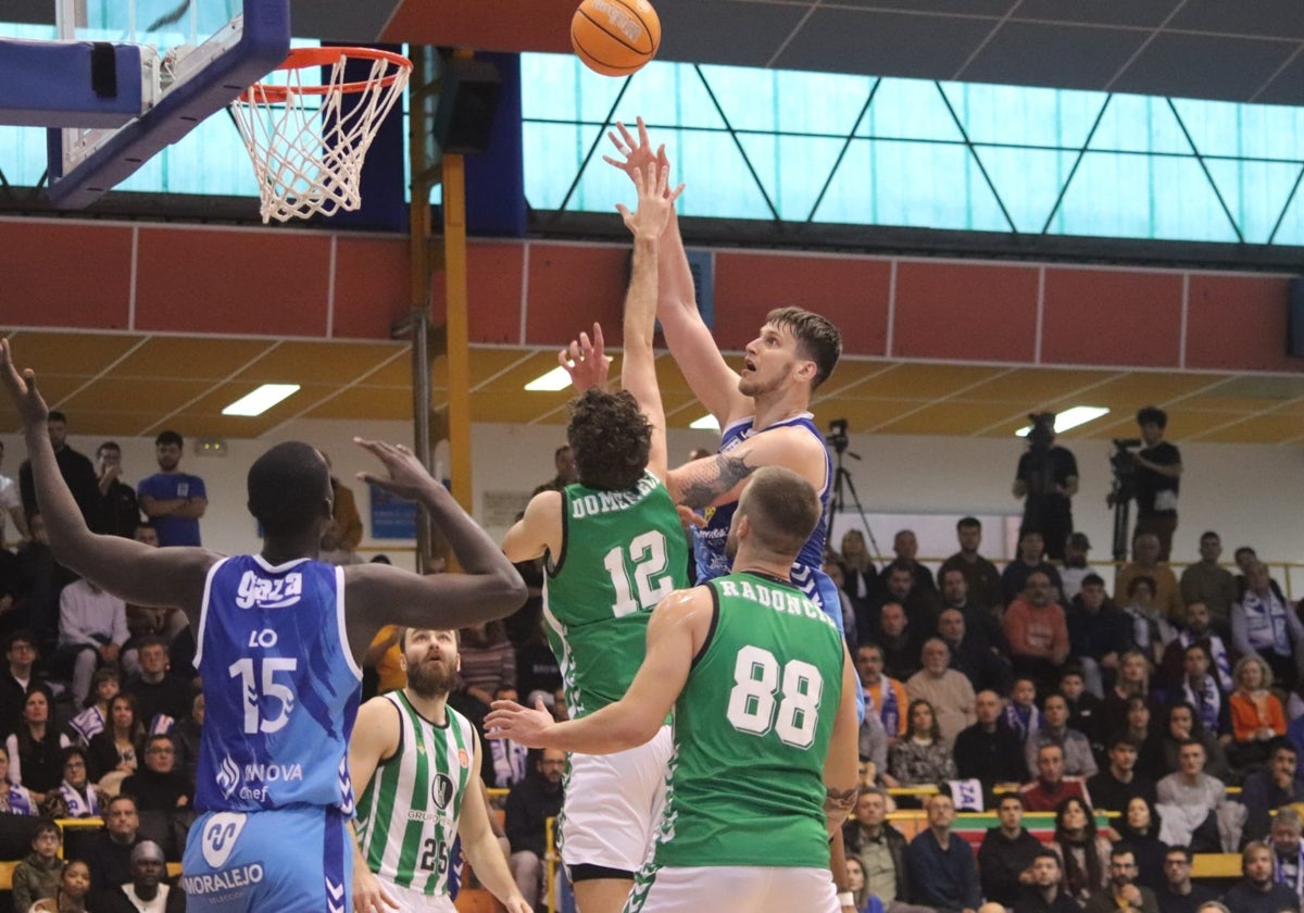 Domenech intenta puntear un gancho del lituano Paukste, del Caja Rural Zamora