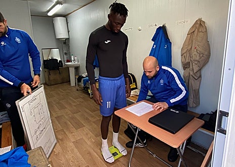 Imagen secundaria 1 - El barracón que sirve de lavandería y cuarto de material; pesaje de los jugadores, y un gimnasio gimnasio