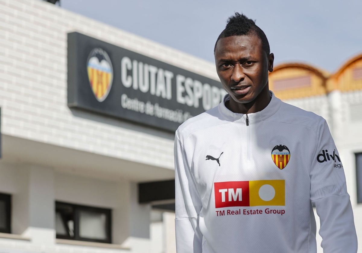 El delantero del Valencia CF Sadiq, en las instalaciones de la ciudad deportiva de Paterna