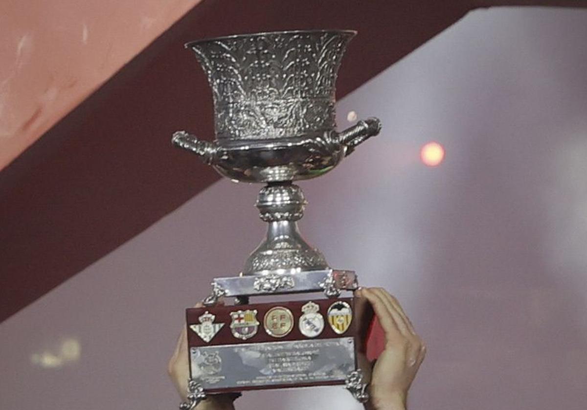 El trofeo de la Supercopa de España en su edición de 2023