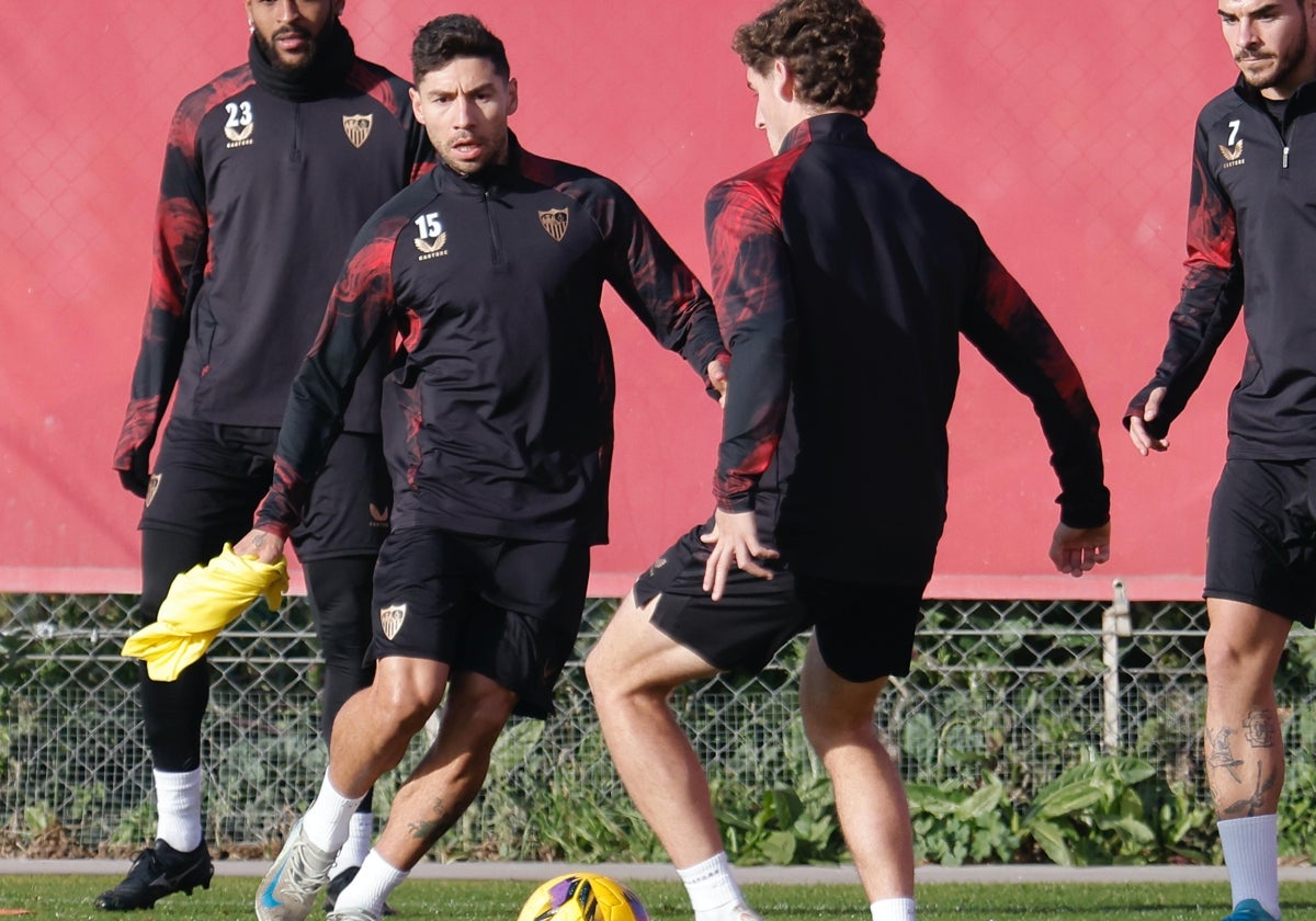 Gonzalo Montiel, durante el entrenamiento de este miércoles en la ciudad deportiva