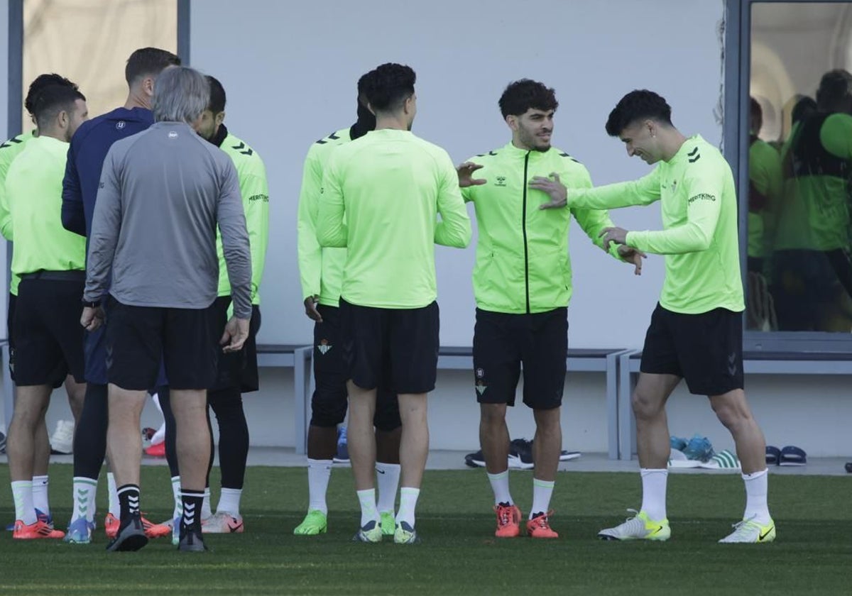 Marc Roca, antes de recibir el pasillo de collejas de sus compañeros por su regreso a los entrenamientos con el grupo