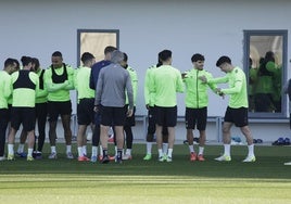 Marc Roca vuelve a entrenarse con el grupo