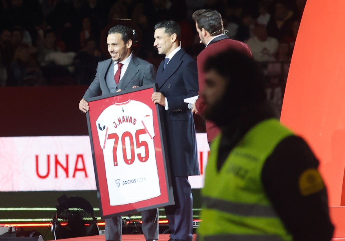 Del Nido Carrasco y Jesús Navas, durante el acto de homenaje al palaciego en el Ramón Sánchez-Pizjuán