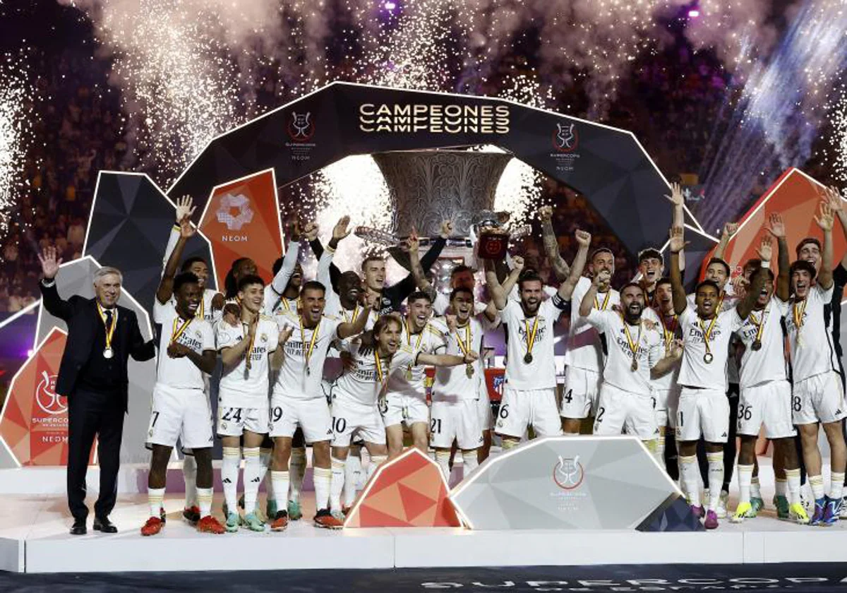 El Real Madrid celebra la conquista de la Supercopa en 2024, en Riyadh