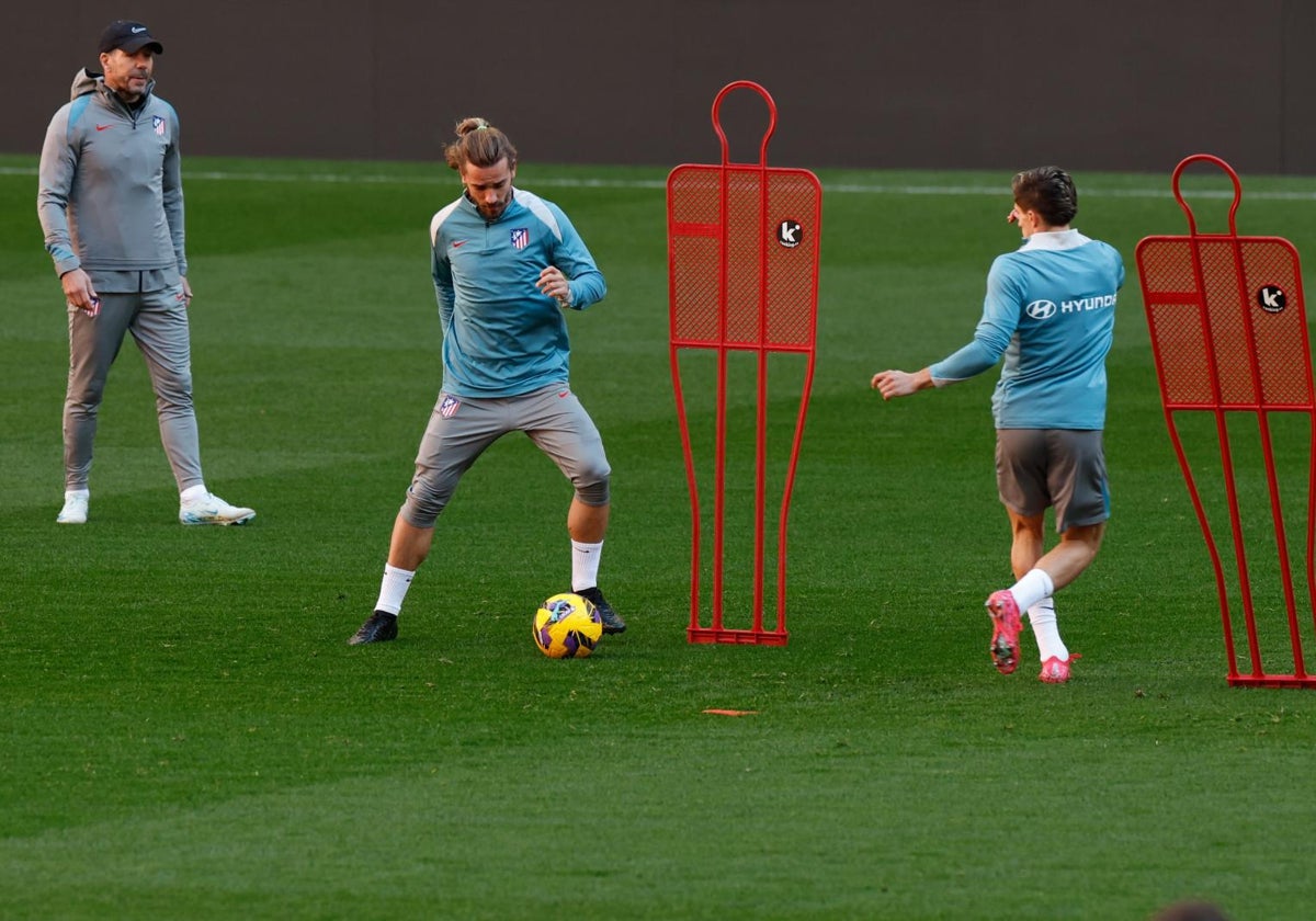 Simeone observa a Griezmann durante el entrenamiento de este sábado