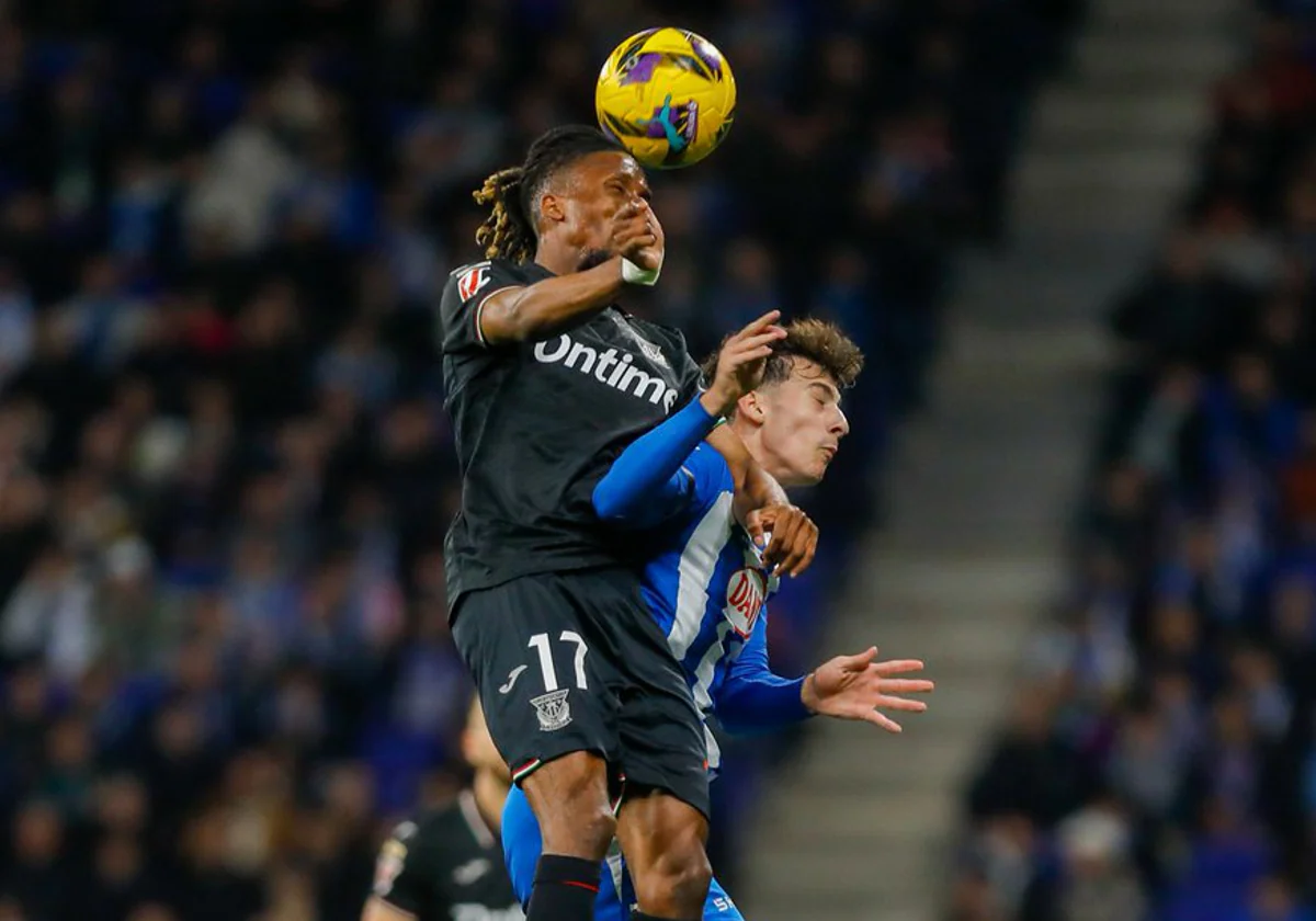 Neyou y Antoniu Roca pelean por un balón aéreo durante el partido de LaLiga que el Espanyol y el Leganés han disputado en el RCDE Stadium, en Barcelona