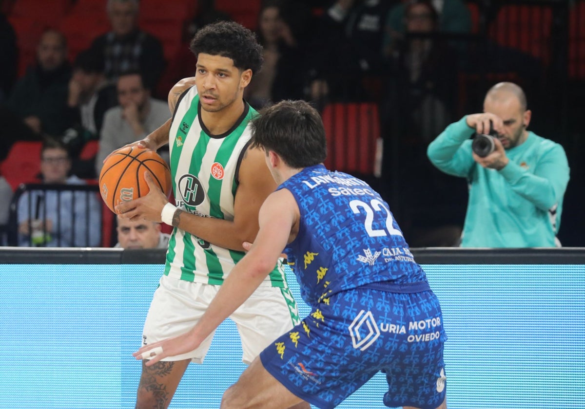 Hughes, con la pelota en su poder y defendido por Langarita en el choque copero ante el Oviedo