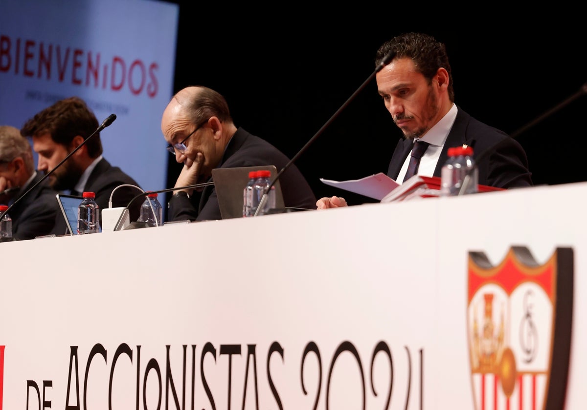 Fernando Carrión, José Castro y José María del Nido Carrasco, durante la Junta General de Accionistas del Sevilla