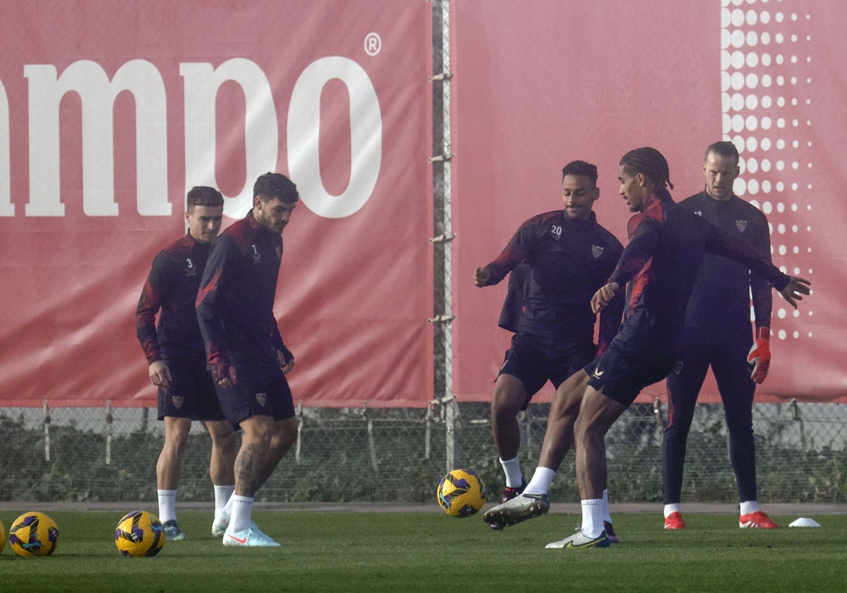 Pedrosa, Isaac, Sow, Badé y Nyland, en un entrenamiento del Sevilla FC