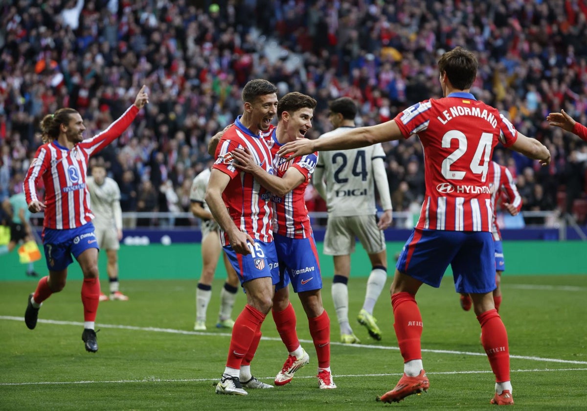 Los futbolistas del Atlético celebran el gol de Julián Álvarez