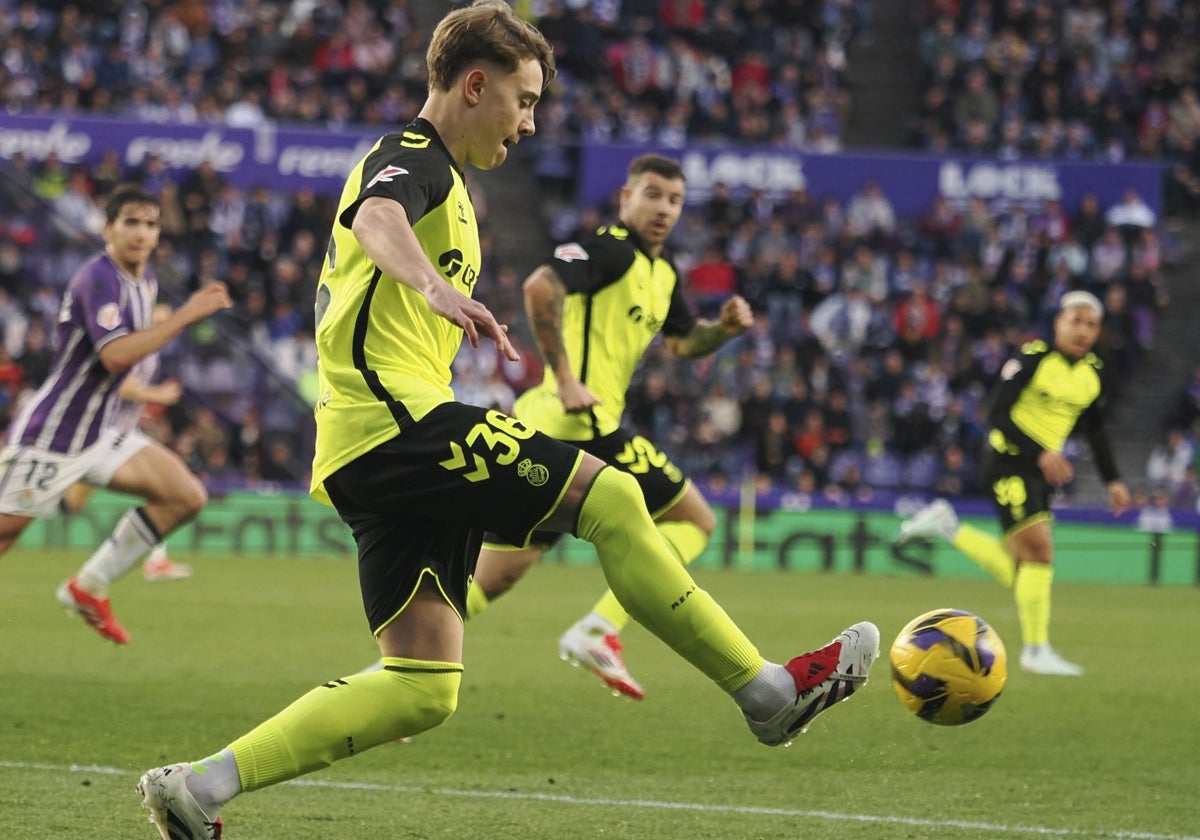 Jesús Rodríguez pasa el balón en el tramo final del Valladolid - Betis