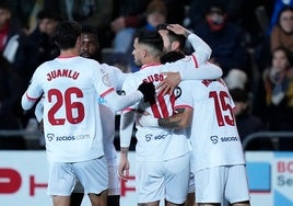 El Sevilla empuja a Suso, sin éxito, hacia la puerta de salida