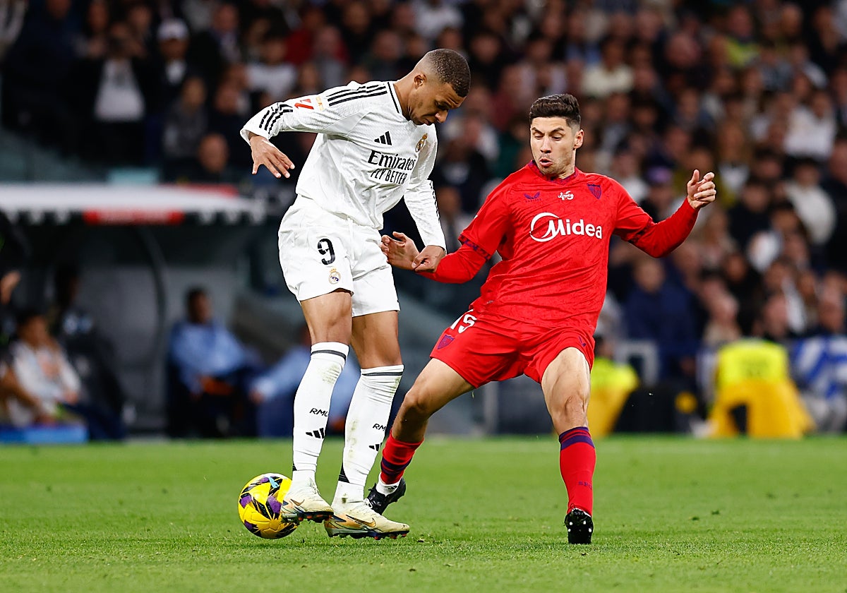 Montiel presiona a Mbappé durante el Real Madrid-Sevilla
