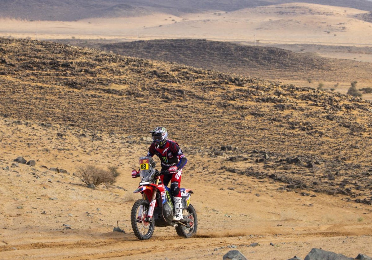 Tosha atraviesa el desierto durante la octava etapa