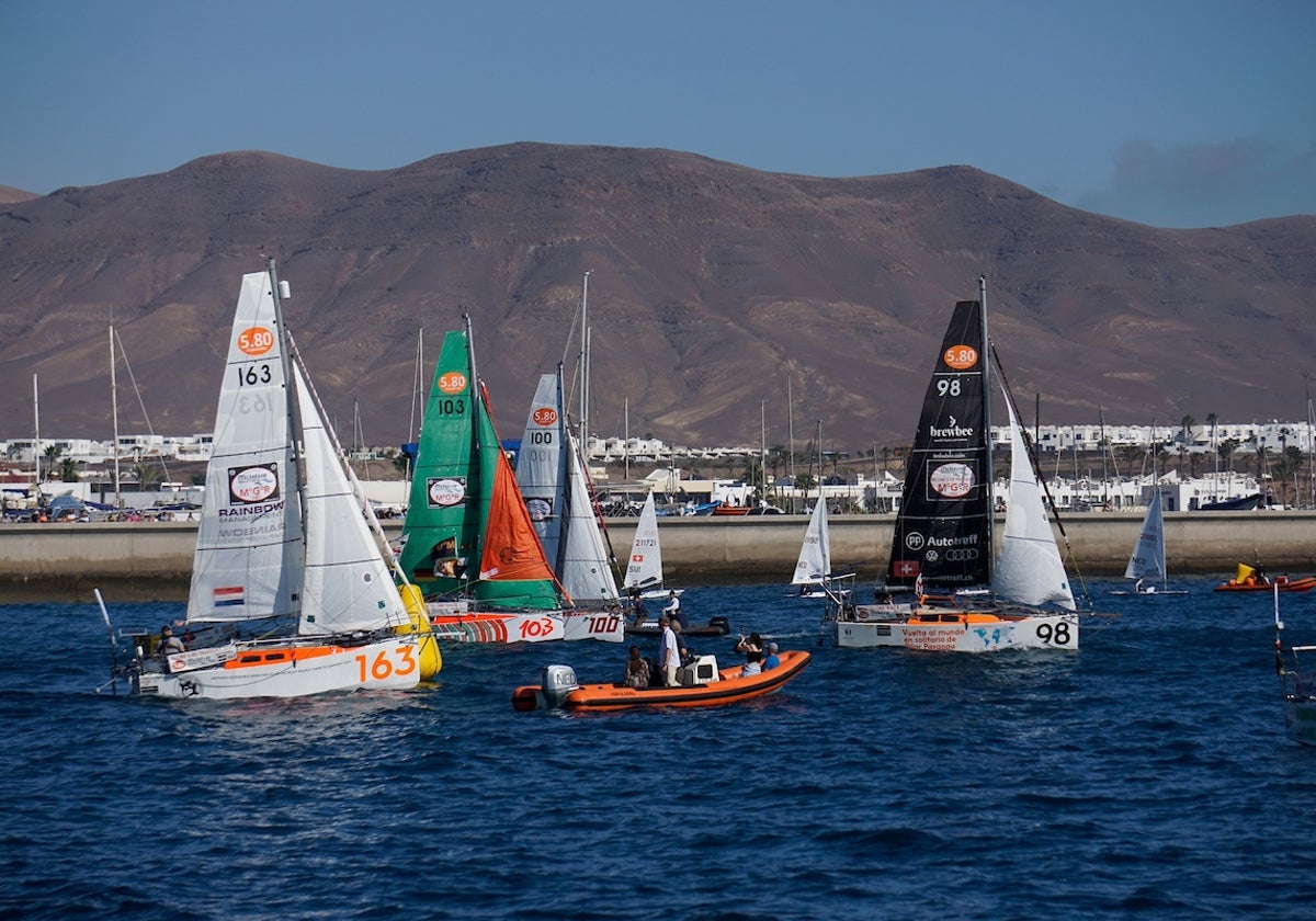 Salida de la regata desde Lanzarote con vientos ligeros