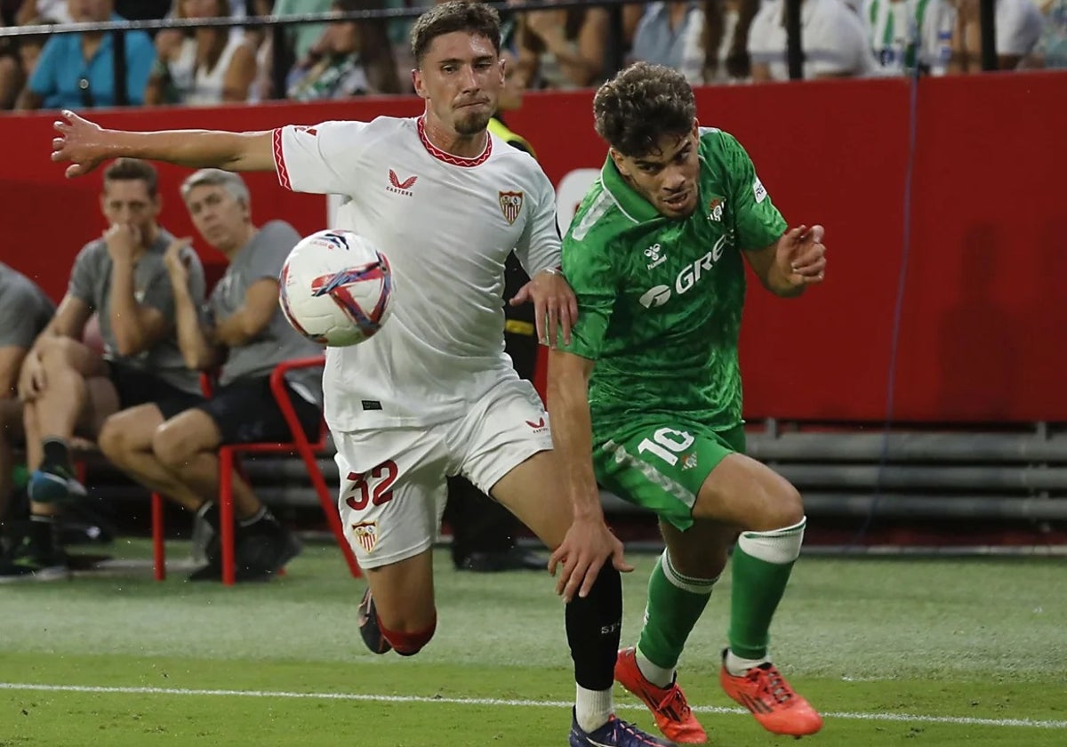 Carmona pugna con Badé en el último derbi