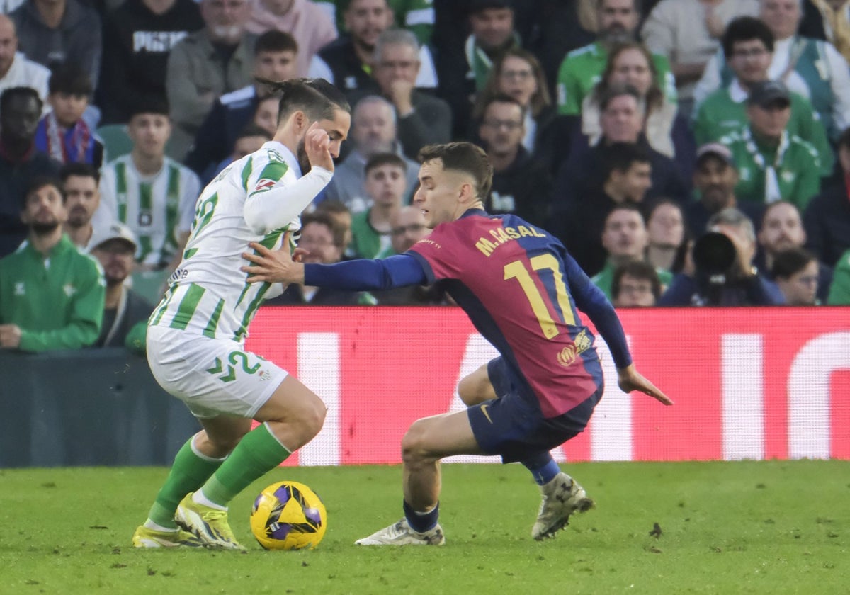 Isco, recortando a Casadó en el reciente choque jugado entre ambos equipos en el Benito Villamarín