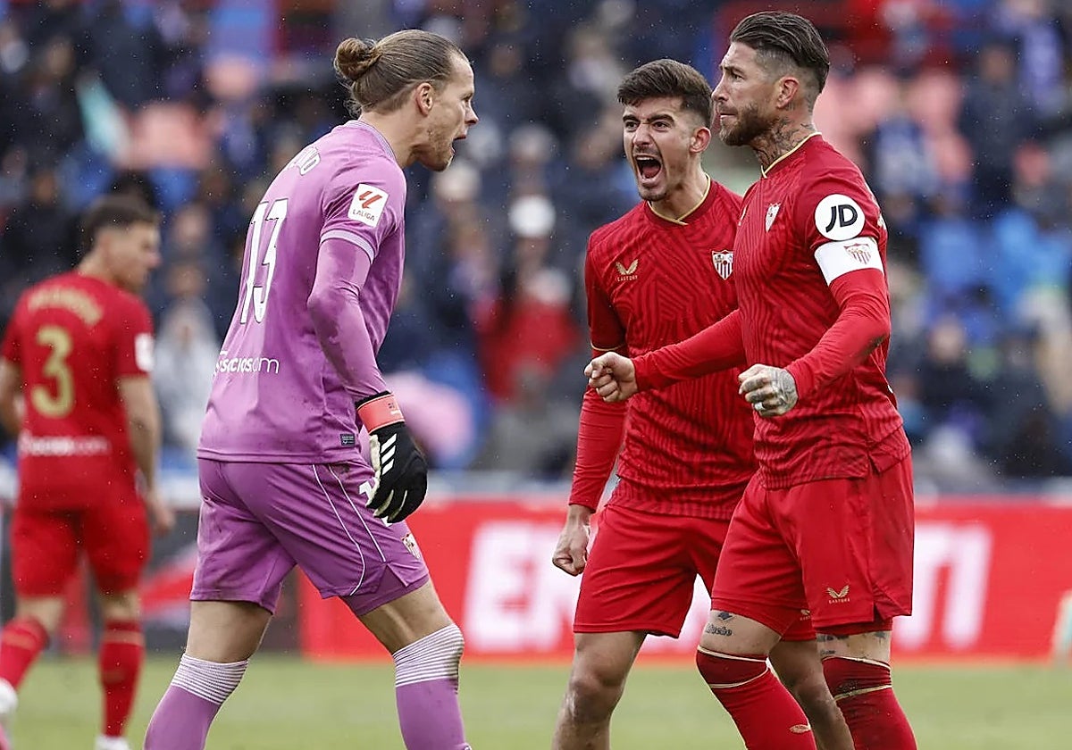 Nyland y Ramos, junto a Kike Salas en un partido del Sevilla de la campaña pasada
