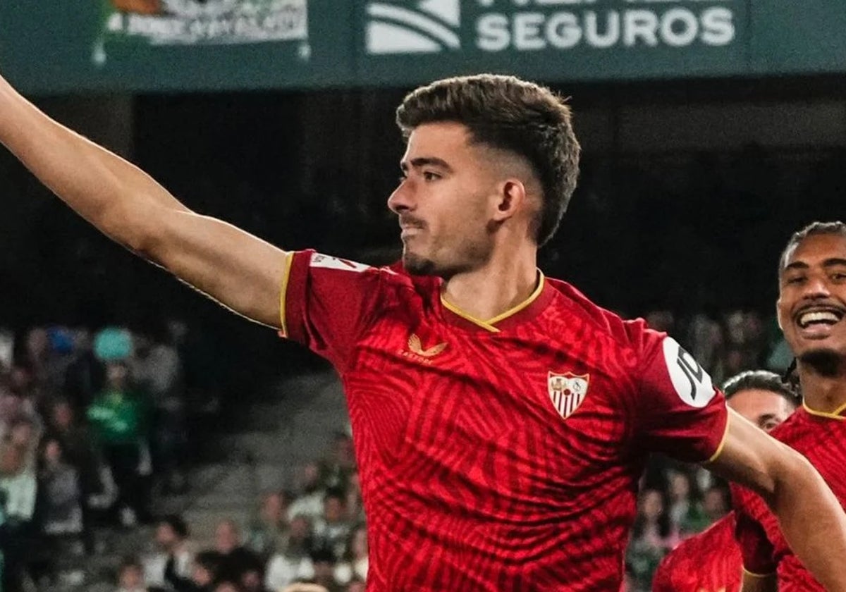Kike Salas celebra un gol con el Sevilla FC
