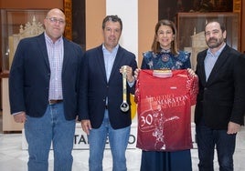 Así son la camiseta y la medalla de la Media Maratón de Sevilla 2025