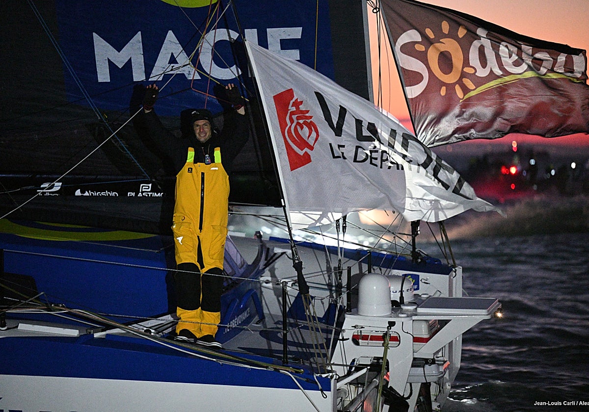 Charlie Dalin gana la Vendée Globe 2024 y rebaja el récord en 9 días