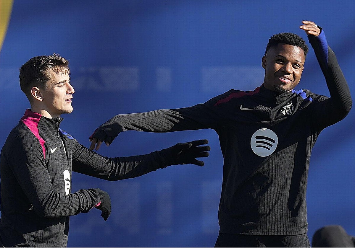 Ansu Fati bromea en un entrenamiento con Gavi