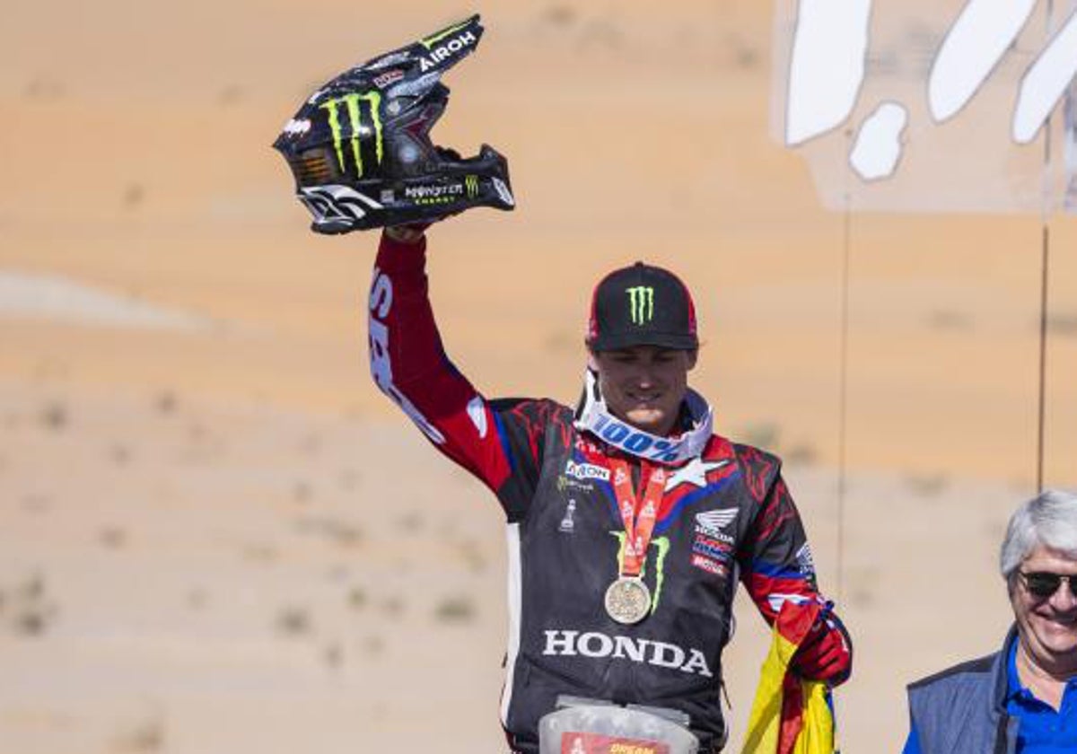 Tosha Schareina, en el podio final del Dakar