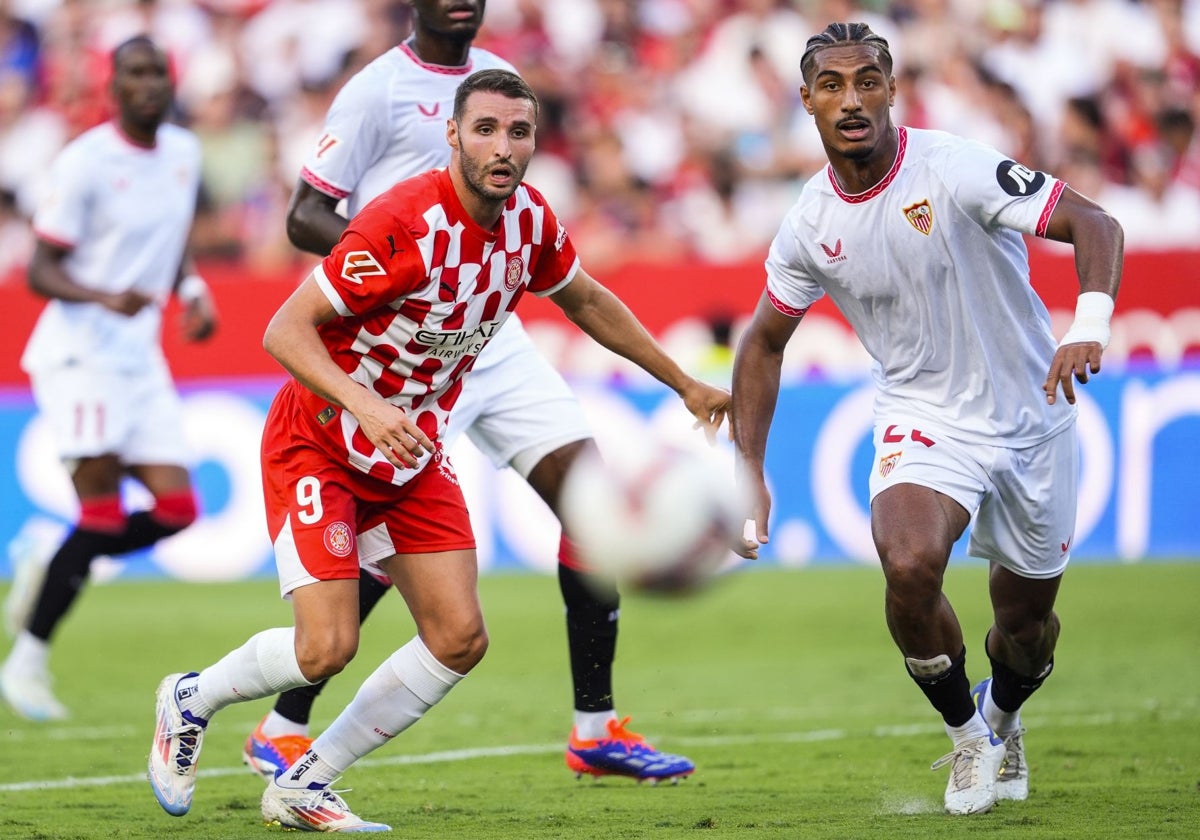 Un lance del juego entre el Sevilla y el Girona en el partido de la primera vuelta