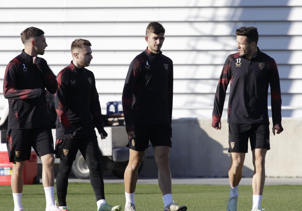 Kike Salas, junto a Carmona, Peque y Saúl en el entrenamiento de ayer