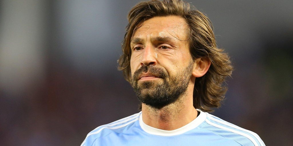 Andrea Pirlo visita Sevilla y se fotografía con un seguidor del Betis