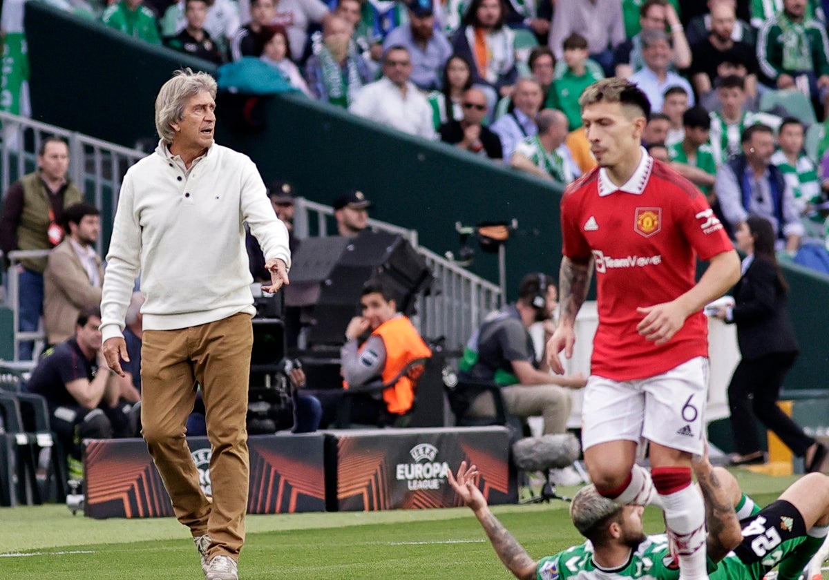 Manuel Pellegrini, en la banda del Villamarín durante el Betis - Manchester United de la Europa League de la 2022-23